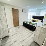 The Phantom Apartment Ideal For Jr Churchill Manor Nuffield Hospitals Oxford B University 2023 Built Sleeps 5 People Comfortably Very Modern 2 Rooms 3 Bathrooms 1 Minute Walk To John Radcliffe Hospital