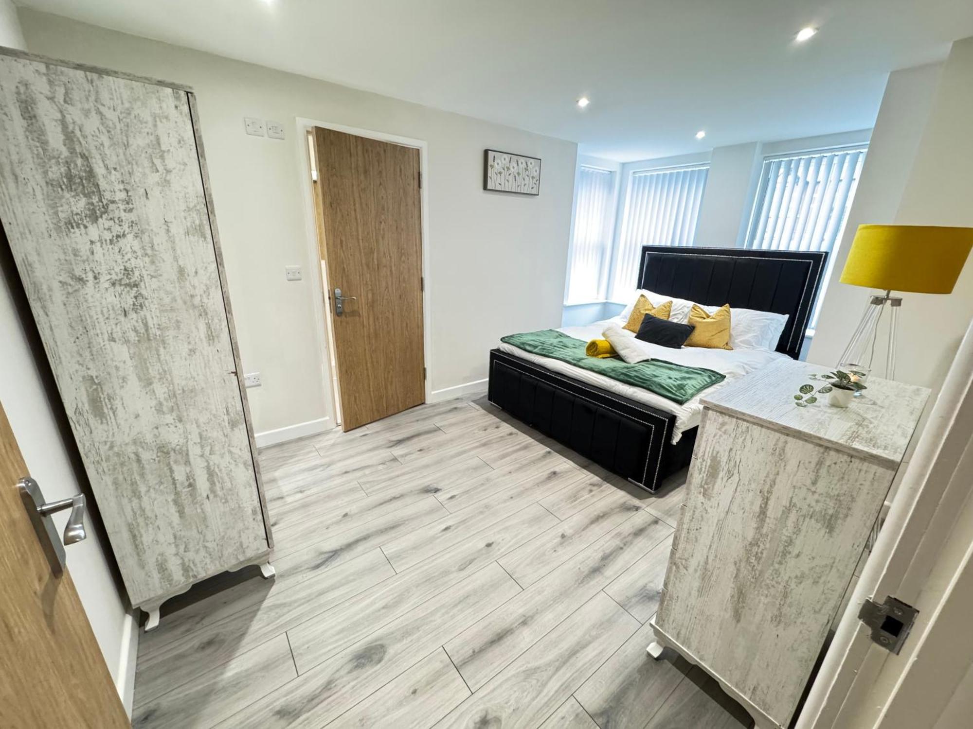 The Phantom Ideal For Jr Churchill Manor Nuffield Hospitals B 2023 Built Sleeps 5 People Comfortably Very Modern 2 3 Bathrooms 1 Minute Walk To John Radcliffe Hospital