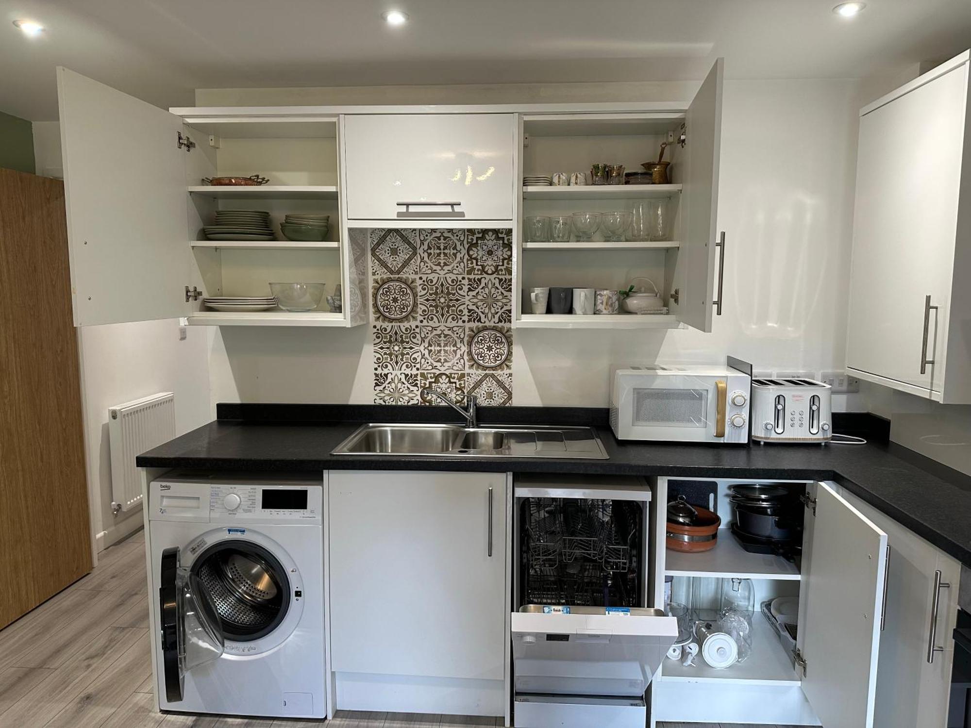 The Phantom Ideal For Jr Churchill Manor Nuffield Hospitals B 2023 Built Sleeps 5 People Comfortably Very Modern 2 3 Bathrooms 1 Minute Walk To John Radcliffe Hospital *