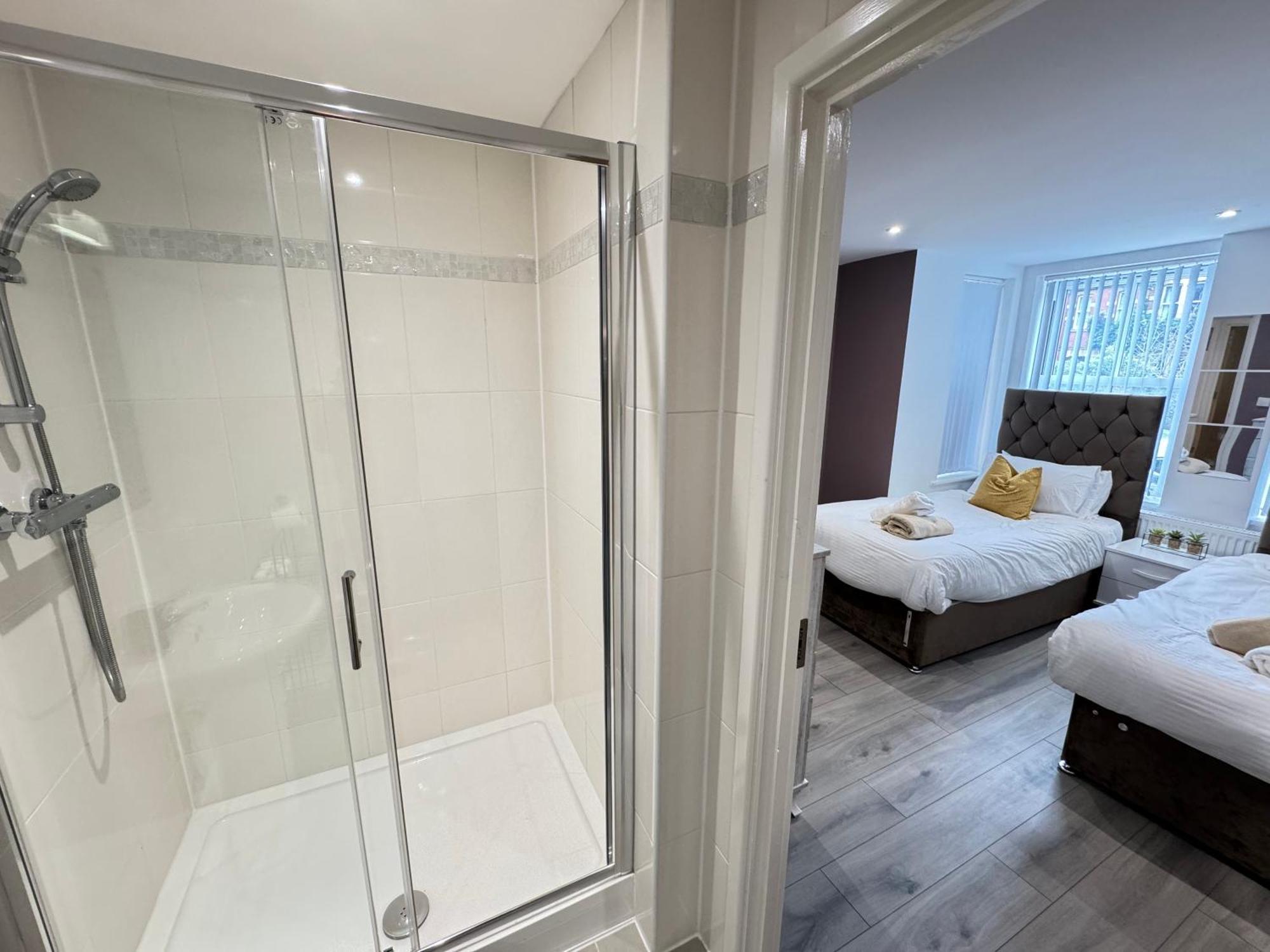 The Phantom Ideal For Jr Churchill Manor Nuffield Hospitals B 2023 Built Sleeps 5 People Comfortably Very Modern 2 3 Bathrooms 1 Minute Walk To John Radcliffe Hospital