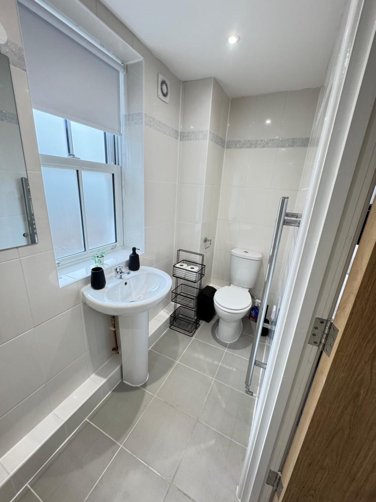 The Phantom Ideal For Jr Churchill Manor Nuffield Hospitals B 2023 Built Sleeps 5 People Comfortably Very Modern 2 3 Bathrooms 1 Minute Walk To John Radcliffe Hospital *