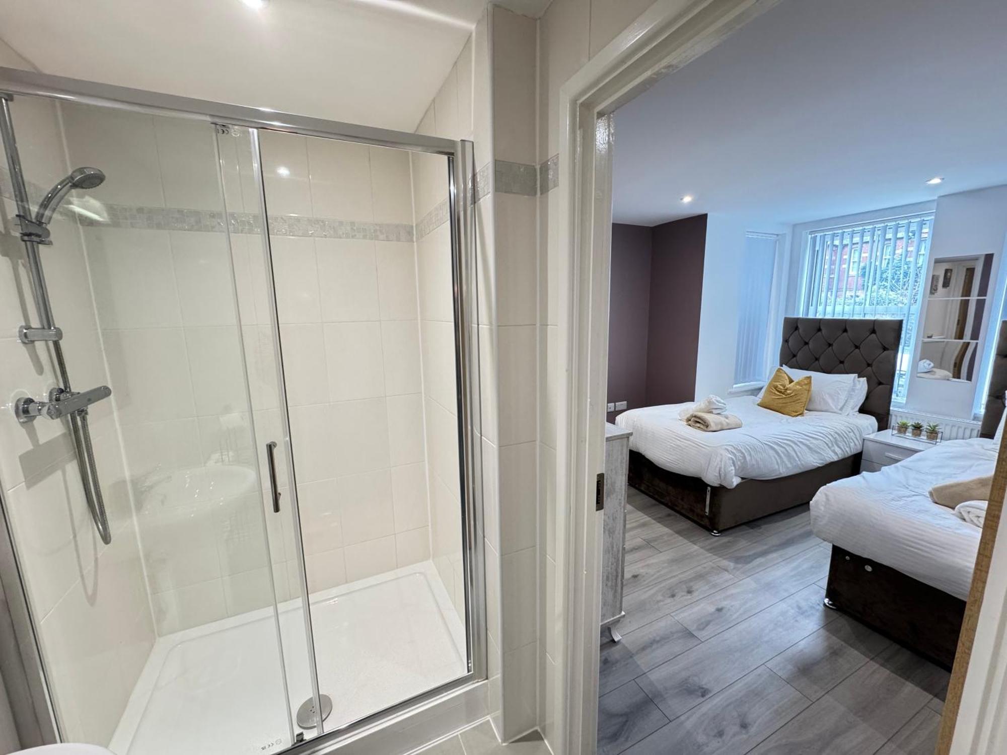 The Phantom Ideal For Jr Churchill Manor Nuffield Hospitals B 2023 Built Sleeps 5 People Comfortably Very Modern 2 3 Bathrooms 1 Minute Walk To John Radcliffe Hospital Apartamento *