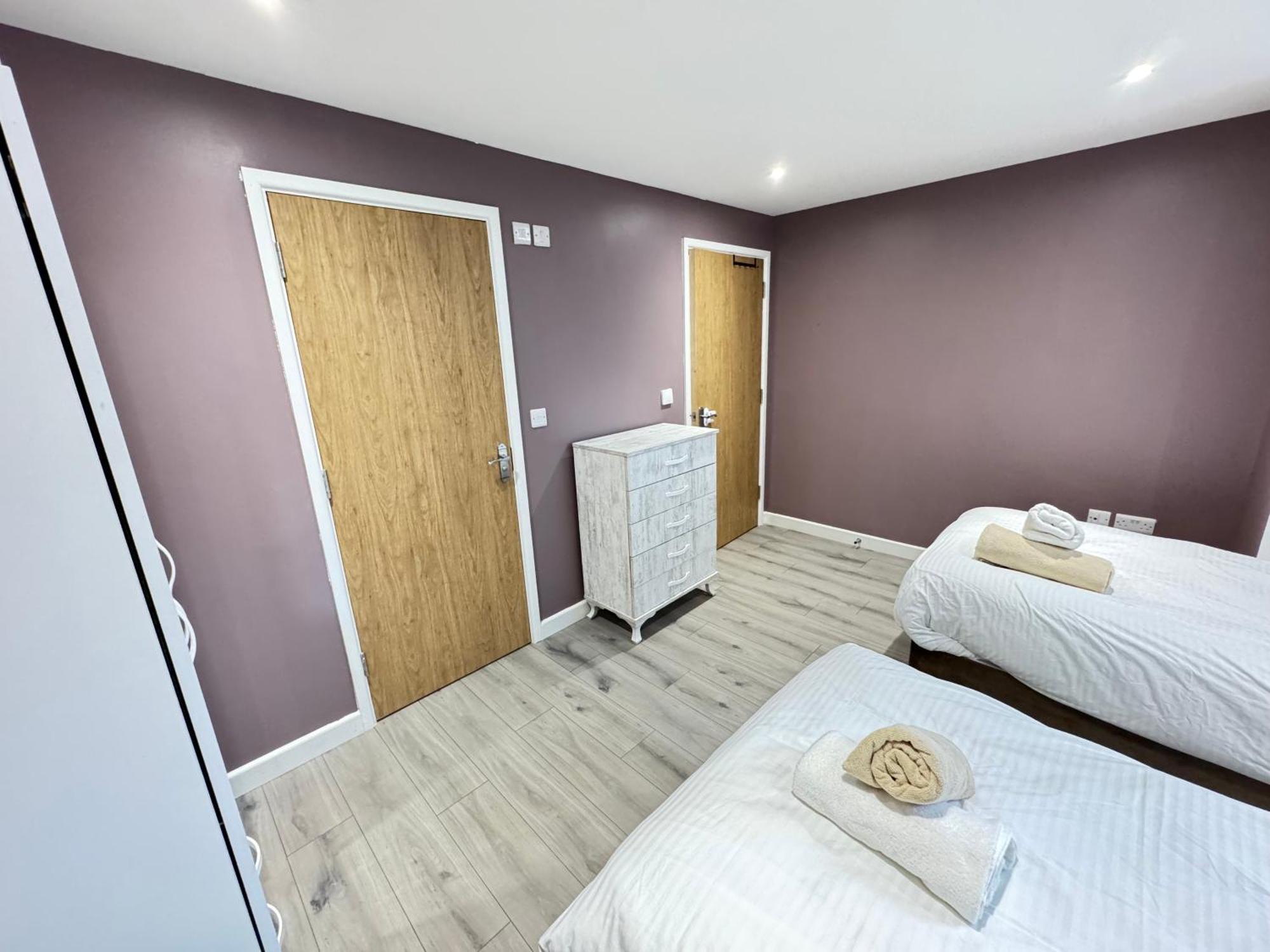 The Phantom Ideal For Jr Churchill Manor Nuffield Hospitals B 2023 Built Sleeps 5 People Comfortably Very Modern 2 3 Bathrooms 1 Minute Walk To John Radcliffe Hospital * Oxford