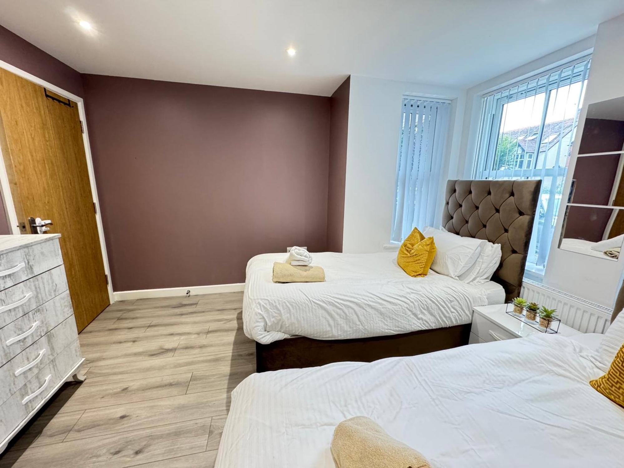 The Phantom Ideal For Jr Churchill Manor Nuffield Hospitals B 2023 Built Sleeps 5 People Comfortably Very Modern 2 3 Bathrooms 1 Minute Walk To John Radcliffe Hospital *