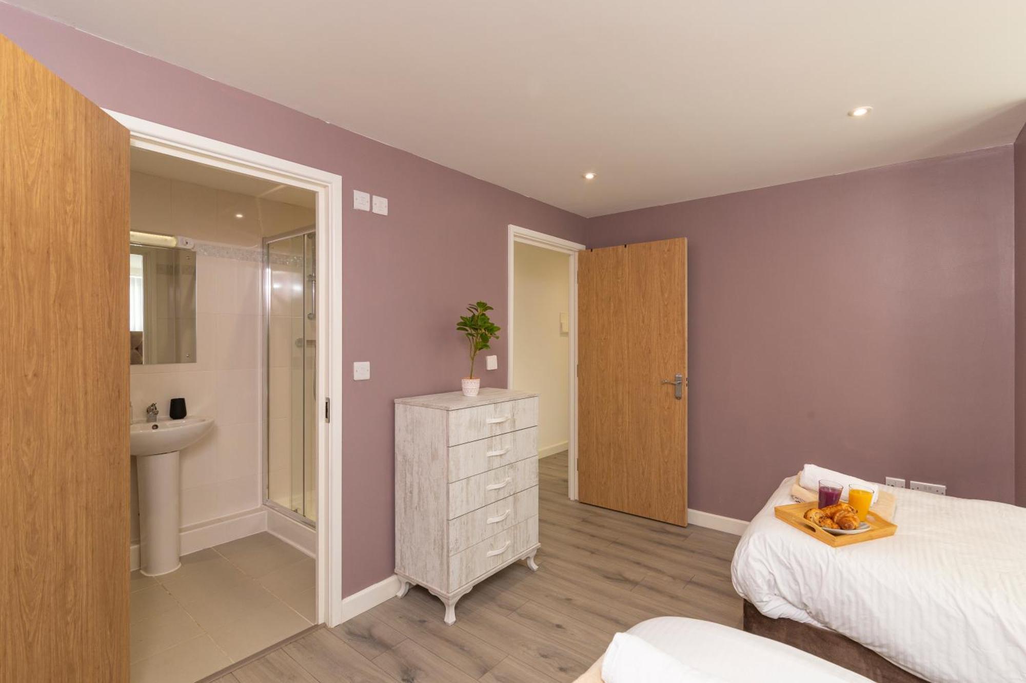 The Phantom Ideal For Jr Churchill Manor Nuffield Hospitals B 2023 Built Sleeps 5 People Comfortably Very Modern 2 3 Bathrooms 1 Minute Walk To John Radcliffe Hospital *